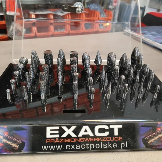 Ekspozytor z frezami trzpieniowymi z węglika firmy EXACT