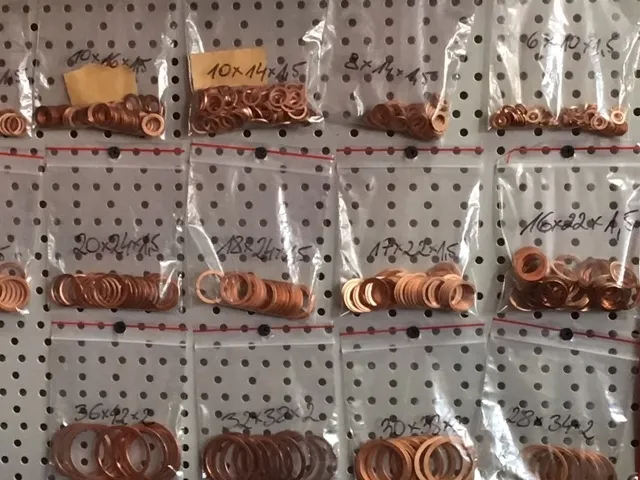 Podkładki miedziane w woreczkach opisanych wymiarami