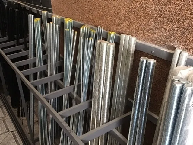 Stojak z prętami gwintowanymi o różnych średnicach