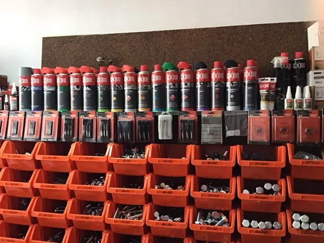 Pojemniki ze śrubami w różnych rozmiarach pod półką z preparatami CX80